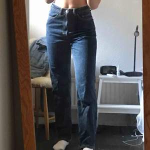 Nästan helt oanvända jeans från weekday i den populära modellen rowe, som nästan alltid är slutsåld! De är i storlek 26/32 och passar mig som är 172 och brukar ha S💖