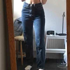  - Nästan helt oanvända jeans från weekday i den populära modellen rowe, som nästan alltid är slutsåld! De är i storlek 26/32 och passar mig som är 172 och brukar ha S💖