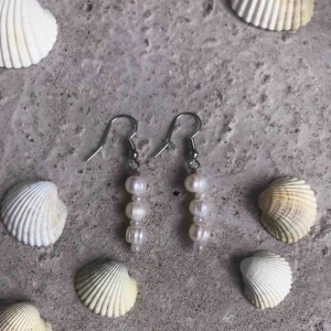  - Mer info och mer smycken hittar ni på ”adelajwrly” på instagram✨✨ går att beställa från plick. Det går att själv välja vilka färger man vill ha på de små pärlorna (se sista bilden) GRATIS FRAKT!! (Kolla instagram för liknande smycken!)