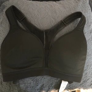 Sport-bh  - Frakt ingår i pris!  Sport-bh som verkligen håller brösten på plats. Använd fåtal gånger. 