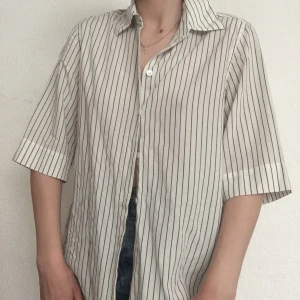 Filippa K skjorta - En snygg kortärmad skjorta från Filippa K. Supersnygg och jättebra bevaras trots använd. Vit med svarta ränder. Jätteskön att ha på kroppen. Lite baseball-stil. Nypris, ca 1000kr Frakt 20kr 🌸☺️