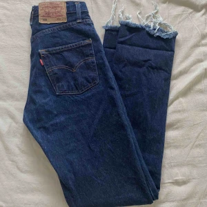  - Jättesnygga mörkblå Levi’s 501:or i storlek W26 L34 som tyvärr blivit för små för mig. De är cirka 10cm för långa på mig som är 167 cm lång, så passar jättebra om du är lite längre, eller så kan man croppa dem om man vill 🐝