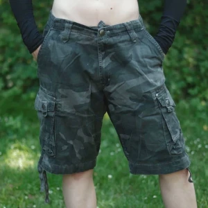 Kamouflage grå shorts, unisex/herr - Shorts av Criminal Damage Indie Wear, köpta på SHOCK i Malmö. Ev herrmodell (size 30), har använt som boyfriendbyxa. Justerbar midja. Gott skick. Finns för avhämtning i Malmö, alt kan skickas (mot att köparen betalar frakten). Betalning via swish