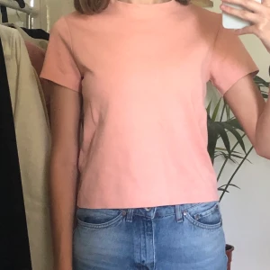 Acne Studios Rosa t-shirt - Ganska hårt material och inte så stretchig men väldigt fin form. Nypris runt 1500 kr. Köpare står för frakt!