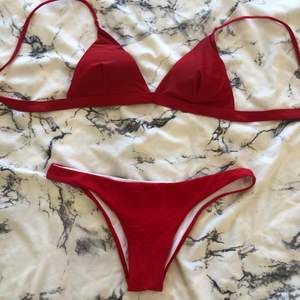 En gullig röd bikini från shein i storlek M, men passar mer en S! Köpt förra året, men bara testad, pga att den var för liten direkt. Kan mötas upp i Stockholm eller frakta för 22kr💜 buda i kommentarerna!