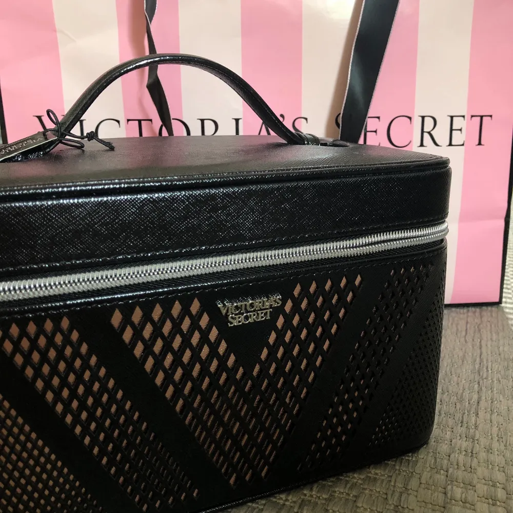 Victoria’s Secret sminkväska, nyskick, aldrig använd. Höjd:15,5 cm.   Bredd:16cm.   Längd:24cm.   Nypris: 499kr. Kvitto finns! Frakt tillkommer.. Övrigt.