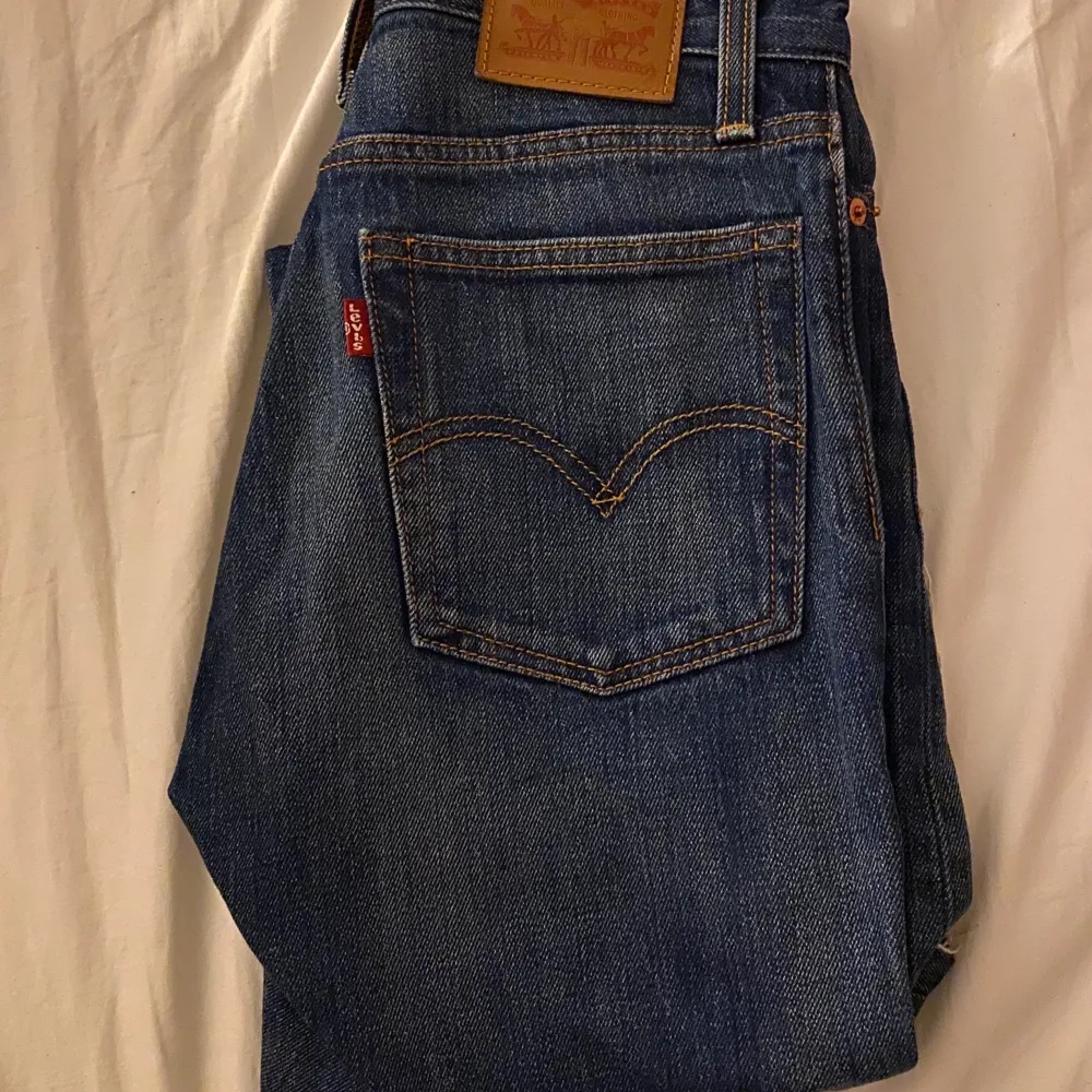 Snygga Levi’s Wedgie jeans som sitter som en smäck! Är i strl w24 men kan alternativt passa w23 (beror på hur man vill ha de!). Knappt använda 😇 💓. Jeans & Byxor.