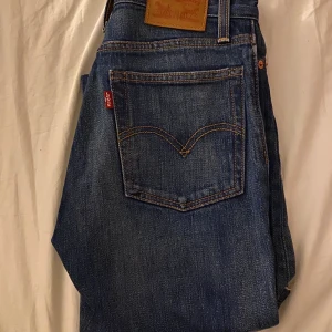 Levi’s Wedgie strl w24 - Snygga Levi’s Wedgie jeans som sitter som en smäck! Är i strl w24 men kan alternativt passa w23 (beror på hur man vill ha de!). Knappt använda 😇 💓