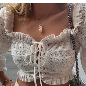 Spetstopp AFJ NA-KD XS-S - Spetstopp från NA-KD storlek: S, mer som XS. lägger upp fler bilder så fort jag har tid! Nyskick! Frakt ingår på denna annons.