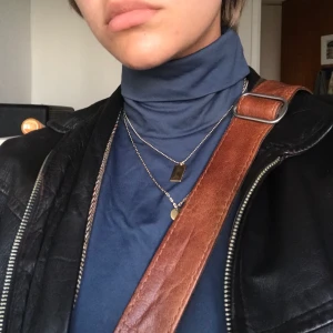 Superfin blå polotröja - Superfin och extremt skön blå polotröja i stretchigt material. Knappt använd. FRI FRAKT :)