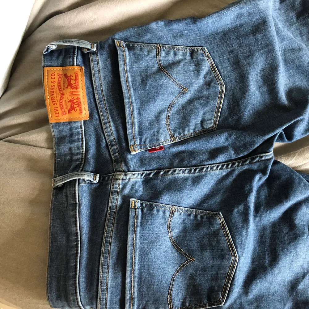Blåa Levis jeans, använda några gånger. Frakt ingår inte i priset . Jeans & Byxor.