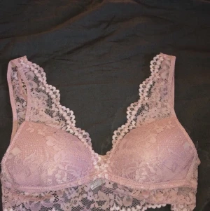 Spets BH - En jättefin spets BH som aldrig är använd för den är alldeles för liten. Finns inga märken eller något som är sönder, så den är som ny. Köpte den för 150