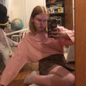 Oversized skjorta - Det här är en skjorta som skulle är en XL men sitter som en S/M. Den är hyfsat lång och går att styla på många sätt. Det här var ett förslag. Den är ljusrosa. Oanvänd utom för bilden.