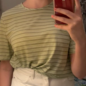 Vintage randig tröja - Randig tröja i jättefin färg i material som liknar badkläder. Väldigt fint skick 