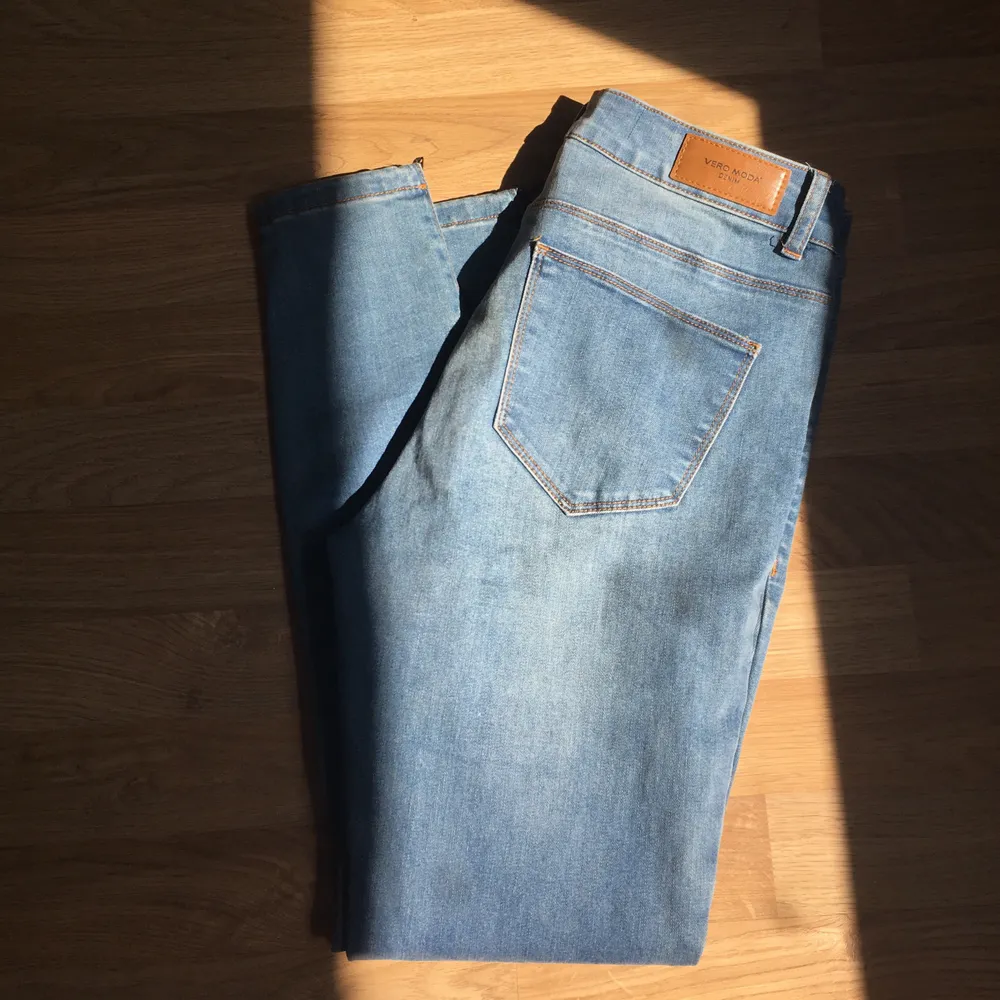 Ett par blå skinnyjeans från Vero Moda. Använda max två gånger.. Jeans & Byxor.
