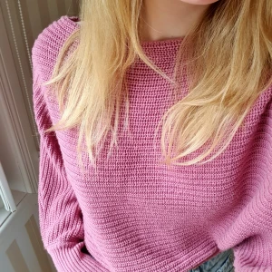 Stickad tröja NA-KD - Använd men hel och fin:) stickad tröja från na-kd. Står XXS men passar verkligen XS & S med!