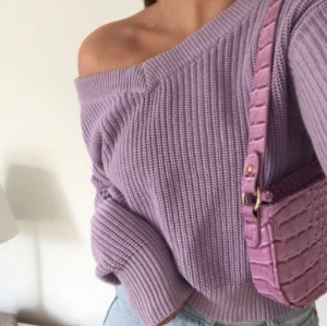 Stickad tröja - Söt stickad tröja. Sitter superbra men kommer tyvärr inte till användning💗den är i väldigt bra skick och ändast använt ett fåtal gånger!! Buda, frakt tillkommer🥰