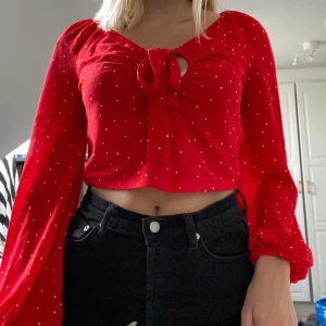 Röd blus storlek S - Röd blus med vita prickar i storlek small. 80kr och frakt tillkommer❤️