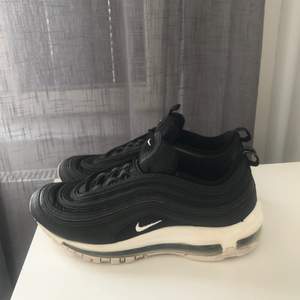 Säljer mina Nike air max 97:or då jag aldrig får användning för de🥰 De är i storlek 40 men passar även för de som har 39. De är i mycket bra skick! Köpare står för frakt!📦