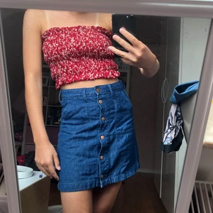 Helt ny tubtopp topp från Zaful🤩❤️ - Bandeau topp från Zaful i storlek S, helt ny med lapp kvar❤️Röd med vita blommor, sitter fint🤗Väldigt töjbar och därför anpassar den sig till din kroppsform och där av passar den även M/L🤩Köpt för 99kr, frakt tillkommer🥰Buda från 50kr