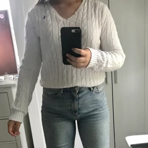 Stickad Ralph Lauren tröja storlek S - Stickad tröja från Ralph Lauren i fint skick, storlek S 🌼