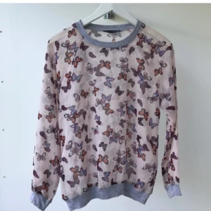 Transparent tröja - Så snygg tröja i chiffong med fjärilsmönster och snygga detaljer! Köpt i London. Aldrig använd! 