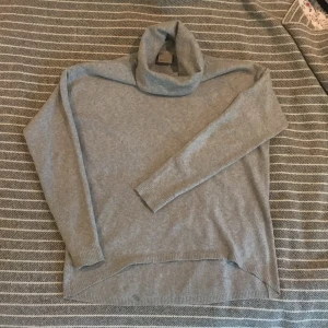 Polotröja, strl XS - Grå polotröja från Vero Moda, använd fåtal gånger köpt för ca 3 år sedan, liten fläck på baksidan annars bra skick och bra passform. 