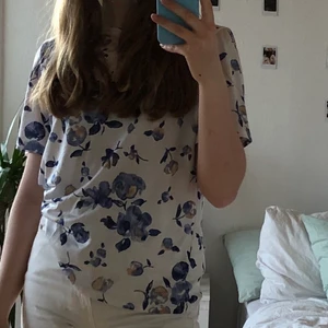 Tshirt  - Superfin T-shirt från karelia! Köpt second hand, men jättebra skick 🥰