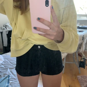 Svarta shorts från hm strl 32 - Svarta högmidjade jeans från hm divided. Strl 32 men dem passar även 34 och 36. 