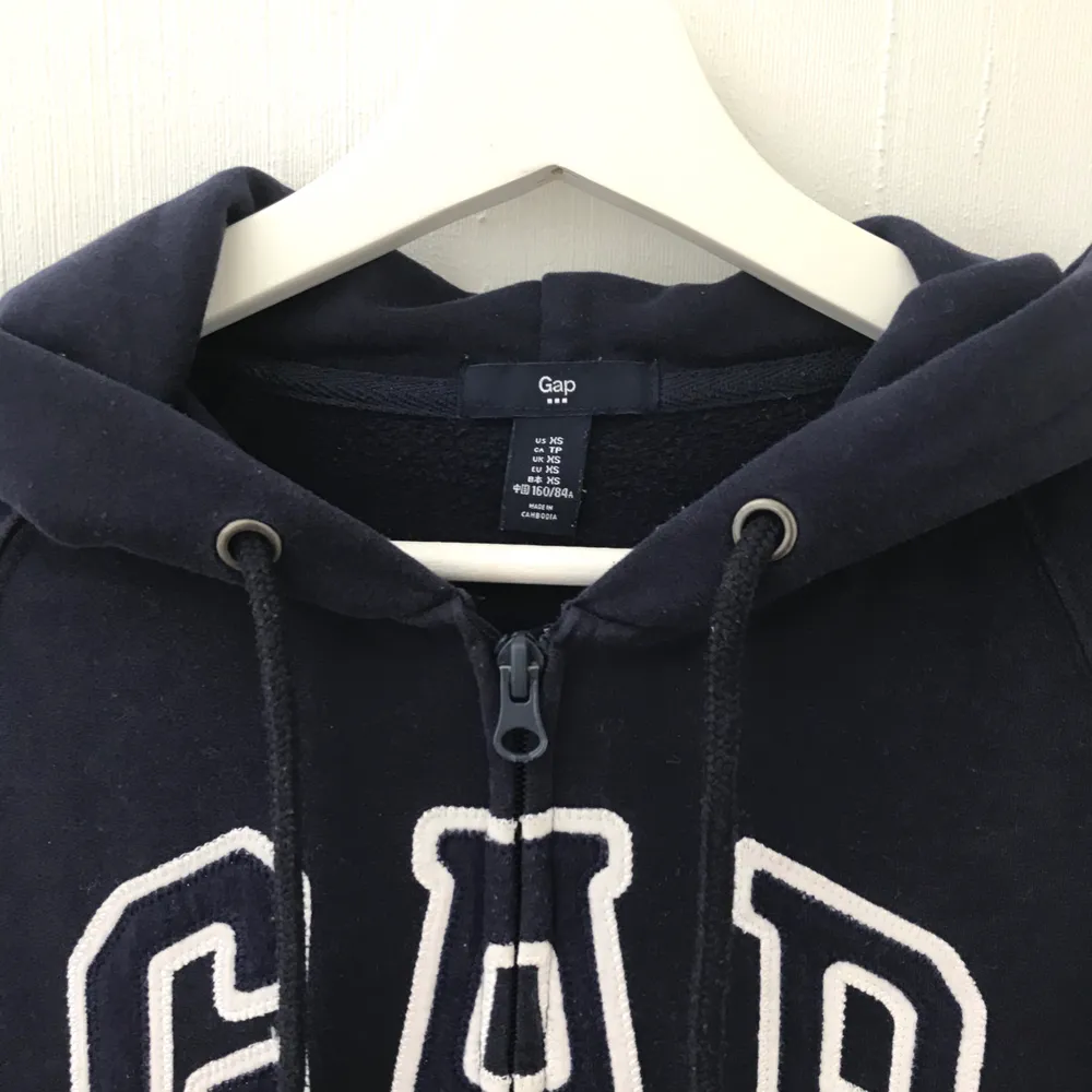 Mörkblå hoodie/luvtröja från Gap. Använd ett flertal gånger, men är i mycket gott skick. Säljer pga att den blivit för liten och inte längre används.    Storlek:  XS   Pris:  80kr + frakt. Hoodies.