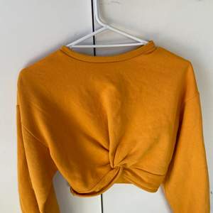 Säljer en croppad sweatshirt i strl XS/S🥰Använt ett fåtal gånger, riktigt bra skick! Jättemjuk och skön innuti🥰Pris kan diskuteras!