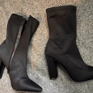NLY SHOES - Pointy stretchy boot - Nyskick, har endast provat skorna inomhus. Storlek 39 MEN är små i storlek så är som en 38 i storlek. Säljes för 250 kr + frakt om det ska skickas. Skorna kostar 549kr i nypris.  Finns i Värmland, Forshaga. 