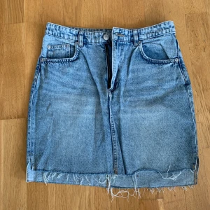 Jeanskjol från H&M  - Använd ett fåtal gånger endast 