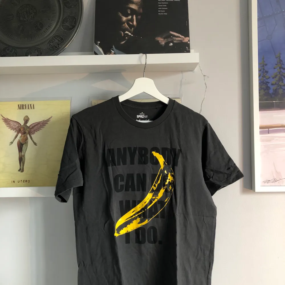 T-Shirt med Andy Warhol/Velvet Underground bananen som tryck med texten ”Anybody can do what I do”. . T-shirts.