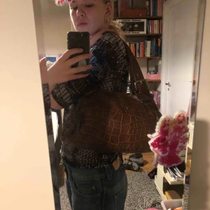  - gullig brun fusk(?)skinnväska💘 mått botten 37x12cm, höjd 20cm exkl axelrem, 45cm inkl axelrem. Kan mötas på söder el skicka mot frakt🤎