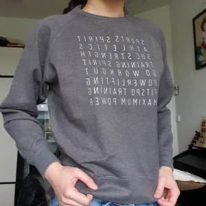 Tröja med tryck✌ - Ganska kort i modell😊