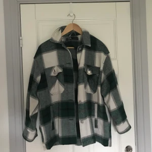 Rutig Zara jacka - Jättefin Zara jacka som var väldigt populär i höstas. Säljer då den inte kommit till användning. Superfintskick. Är storlek S men på mig som brukar ha M sitter den till och med lite oversized.💙💙