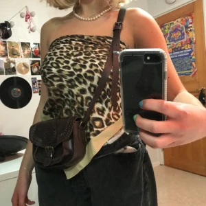 Liten brun väska - En liten brun väska köpt på sphock. Jätte gullig men har ej kommit till användning senaste tiden. Kan mötas upp eller står köparen för frakten💞