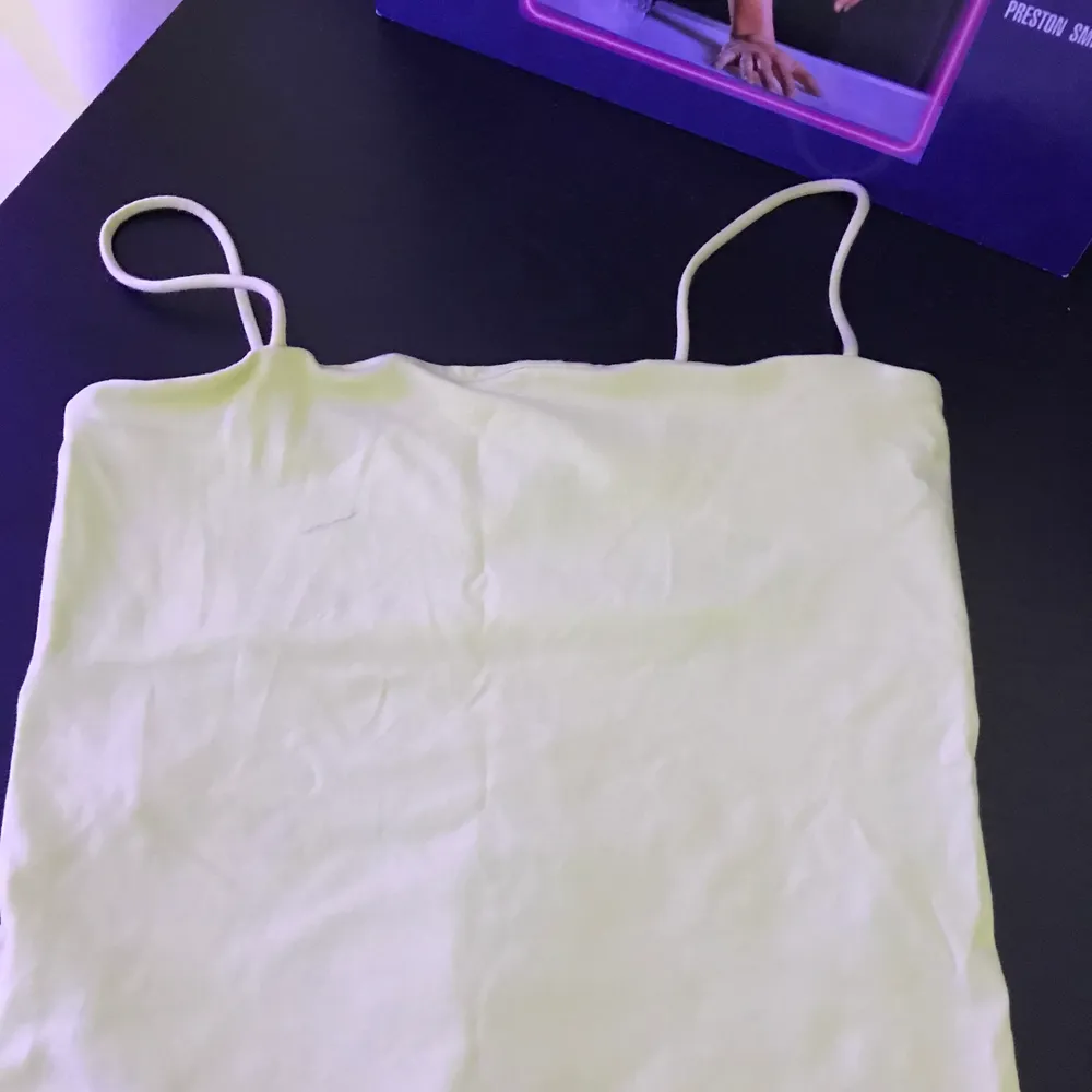 Neon grönt linne från Gina tricot, vill helst att den ska säljas så snabbt så möjligt så buda i kommentarerna💕 högsta budet: 10kr. Toppar.