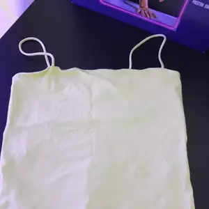 Neon grönt linne från Gina tricot, vill helst att den ska säljas så snabbt så möjligt så buda i kommentarerna💕 högsta budet: 10kr