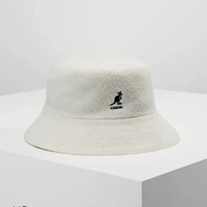 Kangol bucket hat  - Aldrig använt. Lappen sitter fortfarande kvar. Storlek XL, sitter dock väldigt bra fortfarande. Ord pris 550kr