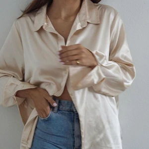 PLT satin shirtblouse XS - Väldigt fin satin skjorta i champagne färg från Pretty Little Thing. Köpt i storlek XS, modell som en vanlig skjorta. Redo att skickas! 