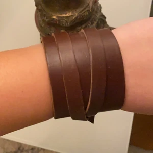 Läderarmband  - Brett läderarmband i brunt. 