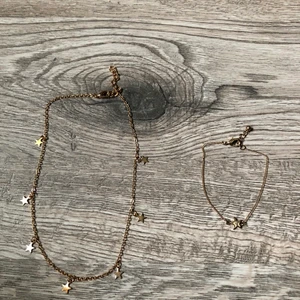 Guldigt halsband och armband med stjärnor - Fina, knappt använda halsband och armband med stjärnor. 69 kr för hansbandet och 49 kr för armbandet ✨