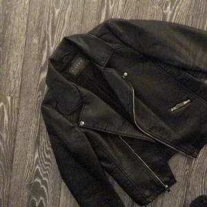 Esprit skinnjacka  - Super snyggt som ny esprit skinnjacka i svart