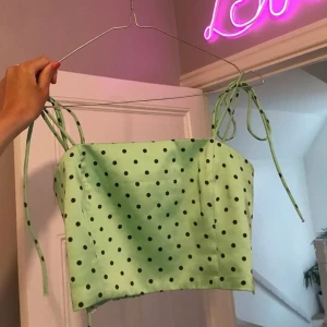 Zara topp - Sjukt snygg zara topp som även nu passar till vintern med en kofta över eller nåt liknande. 