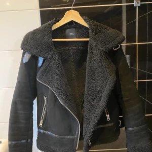 Zara bikerjacka  - Hejsvejs, säljer denna bikerjacka i mocka från Zara i storlek S. Den är måttligt använd men i väldigt bra skick