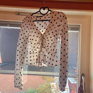 Söt blus  - Hej! Säljer en jättegullig blus från Bikbok! Bara att skriva om ni har frågat eller vill ha fler bilder!🌸