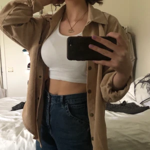 Manchester skjorta - Luftig och skön sandfärgad/beige/ljusbrun manchesterskjorta. En perfekt skjorta som passar till allt! Kan bäras av allt mellan XS-M, beror på hur du vill att den ska sitta! Den är köpt på second hand och är av okänt märke. Säljes billigt då den är använd, men i superfint skick. Köparen står för frakten 💜 Buda PRIVAT från 50kr med minst 10kr åt gången. Budgivning är bindande!! HÖGSTA BUD: 90kr+frakt