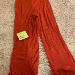 Byxor - Super fina byxor, använda i fint skick! Fler bilder kan skickas vid önskning! 